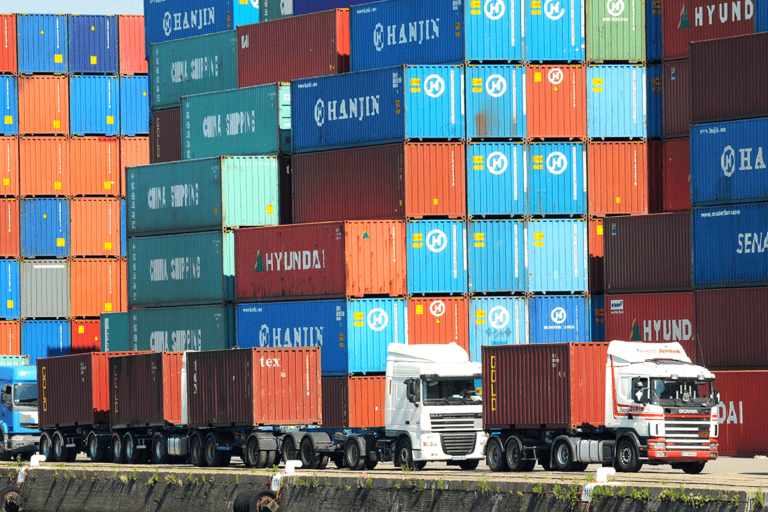 Transport de conteneurs sur la zone portuaire du Havre, France