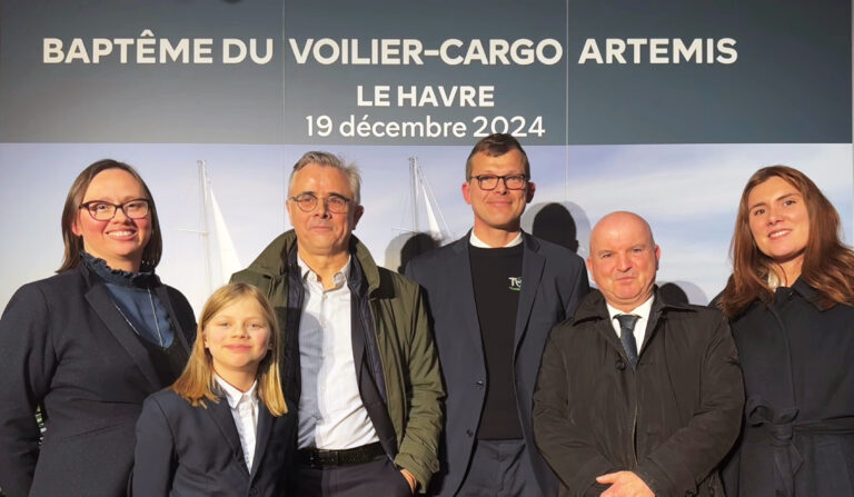 Bapt��me du voilier-cargo Artémis